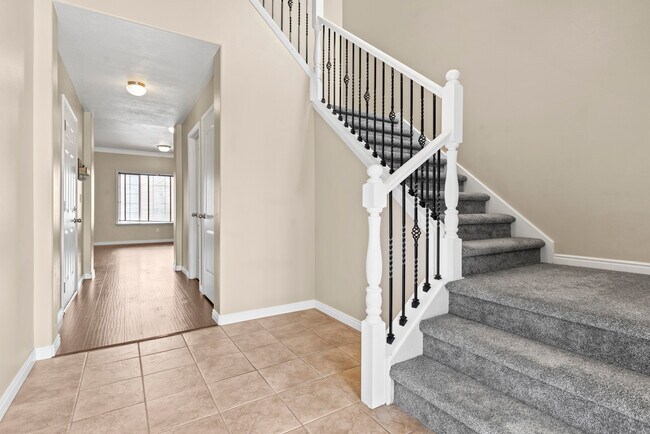 Building Photo - 231 E Sunshine Dr