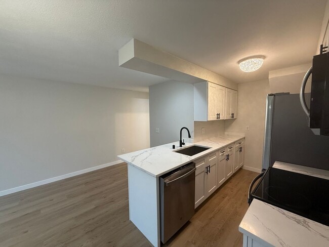 Building Photo - Beautifully Renovated 2 Bed/1.5 bath Condo Edmonds, WA. $2600/mo.