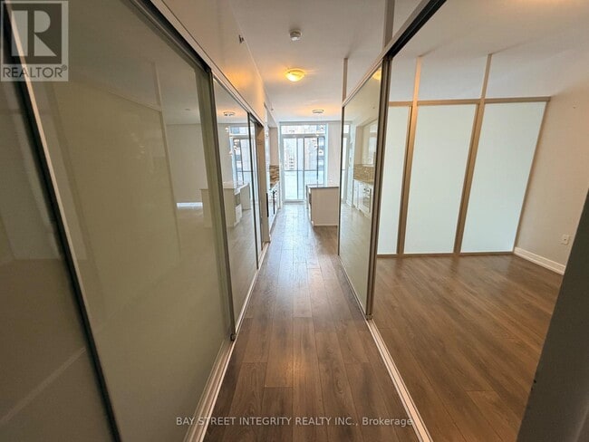 Building Photo - 426 University Ave