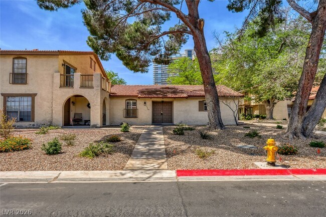 Building Photo - 3173 Pinehurst Dr