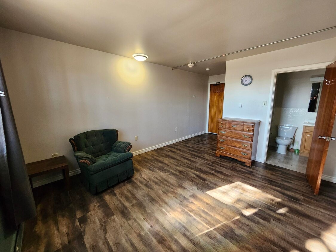 Building Photo - 609 Rothesay Ave