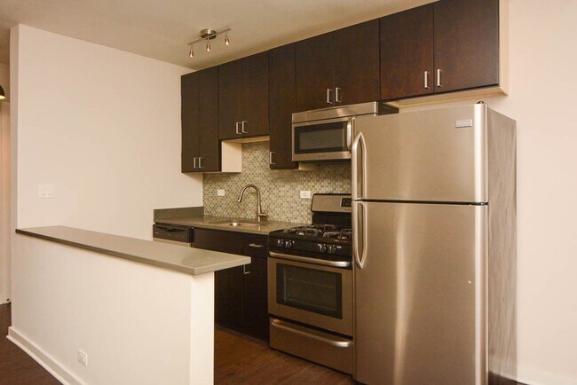 Foto del edificio - 2410 N Kedzie Blvd