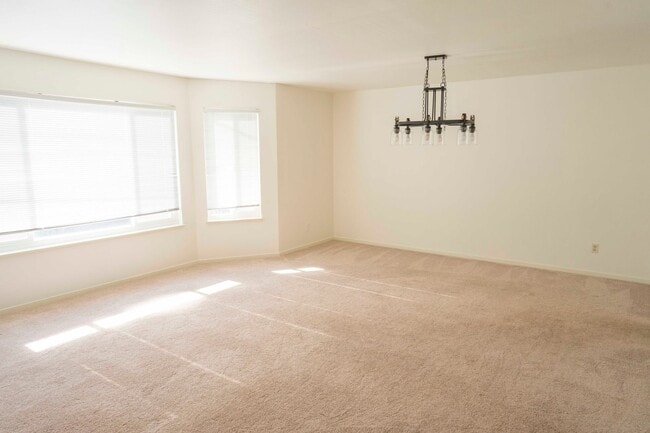 Building Photo - Mid-floor Flat in a duplex located in the ...