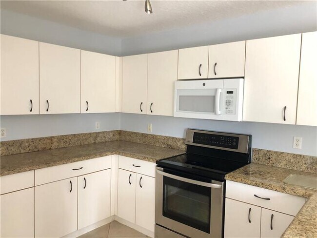 Building Photo - 4050 Eastridge Dr