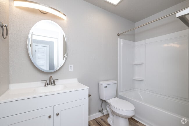 2BR, 1BA - 975SF - Bathroom - Green Acres