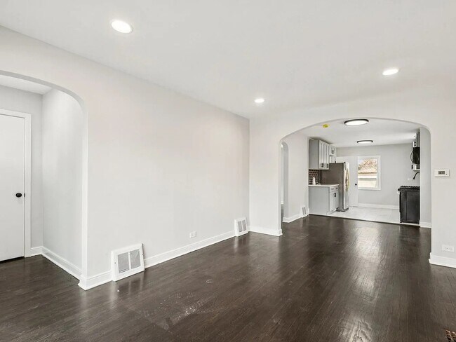 Building Photo - 14510 S Emerald Ave