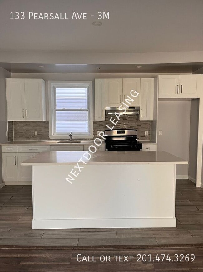 Building Photo - 133 Pearsall Ave