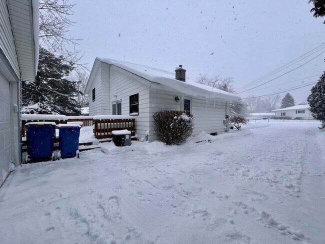 Foto del edificio - Four Bedroom Home in Southeast Grand Rapids