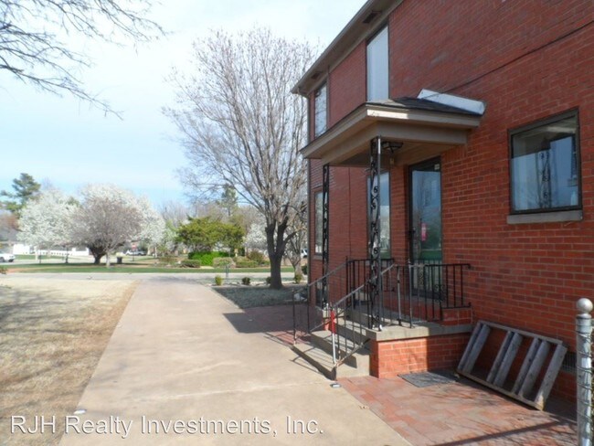Building Photo - 6527 Avondale Dr