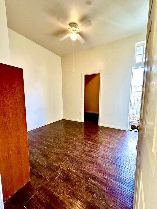 Building Photo - 2 Bedroom  1 Bath Aparment in Small Comple...
