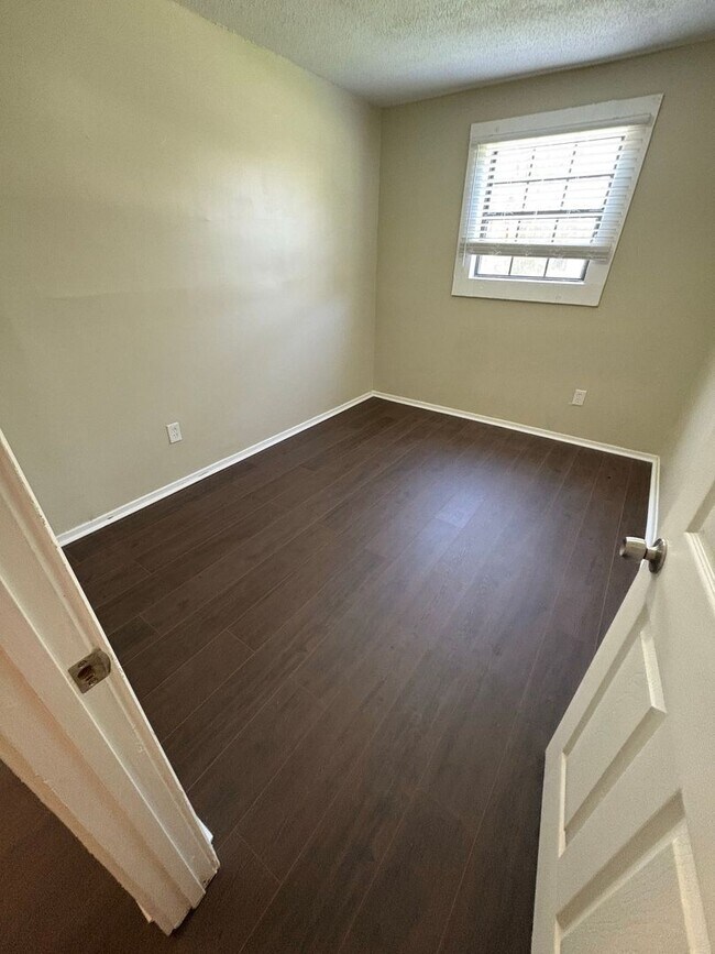 Foto del edificio - Charming 3-Bedroom Home  - S. Memphis - Op...