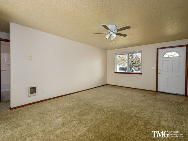 Foto del edificio - Don’t miss out on this spacious 2-bedroom duplex with premier outdoor space!