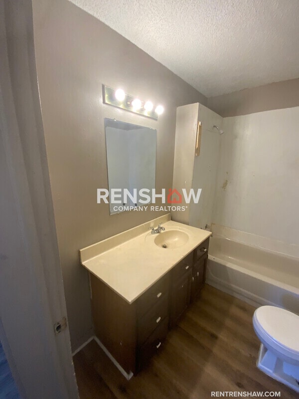 Building Photo - 417 Elm St