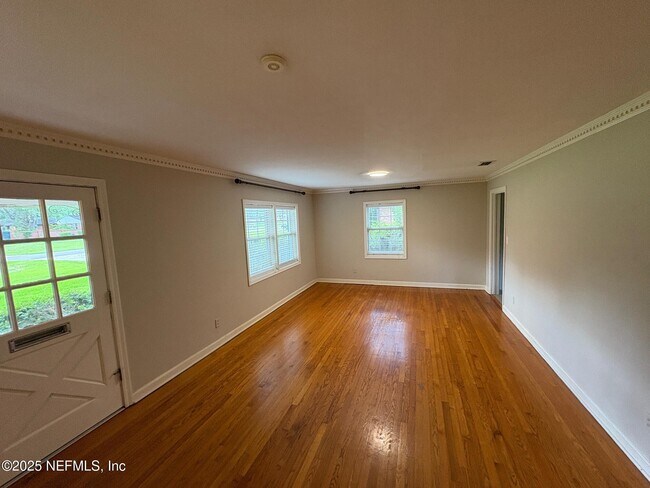 Foto del edificio - 4321 Sherwood Rd