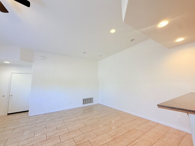 Foto del edificio - AVAILBLE NOW!! 3 Bedroom 2 Bathroom Duplex...