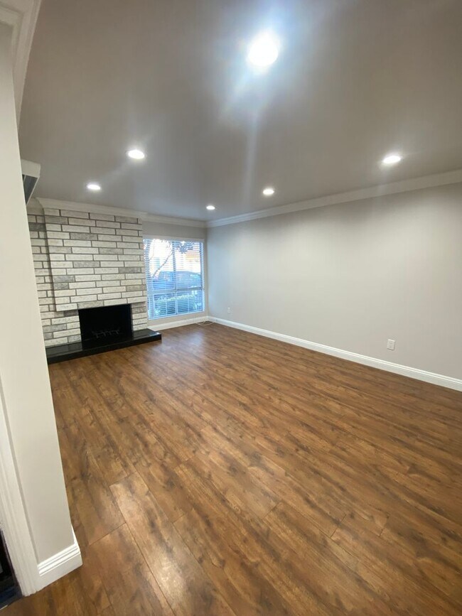 Building Photo - Luxurious 3 Bedroom Cypress Townhouse for Rent!