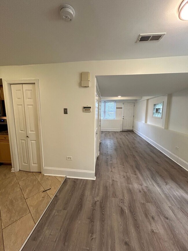 Foto del edificio - Noble Square – 2 Bed / 1 Bath - Central A/...