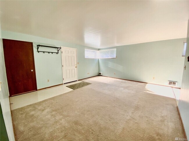 Building Photo - 2bd/1ba Seattle Triplex