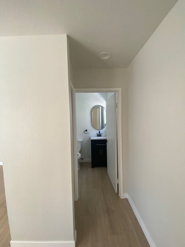 Building Photo - 3 Bedroom / 2.5 Bathroom Home in Los Angeles!