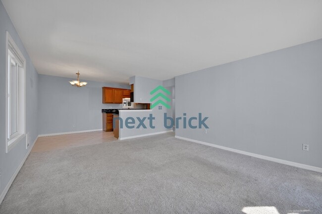 Foto del edificio - 2 BED & 1 BATH TOP FLOOR CONDO FOR RENT