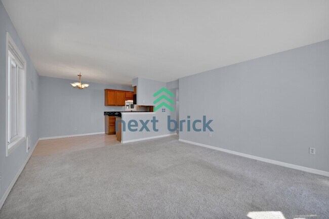 Building Photo - 2 BED & 1 BATH TOP FLOOR CONDO FOR RENT