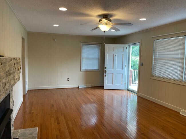 Foto del edificio - Beautiful 2 Bed, 1 Bath Brick Home in coun...