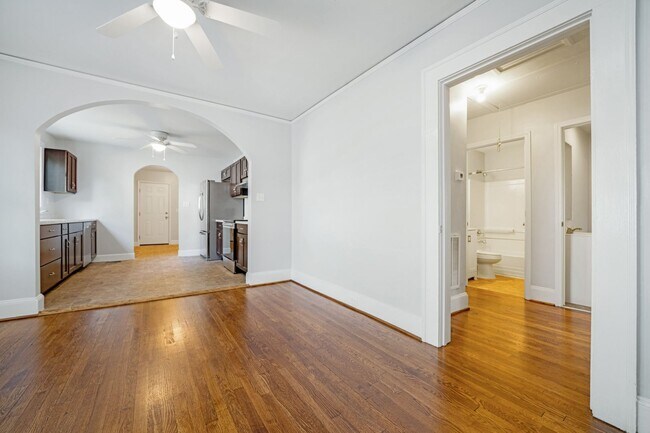 Building Photo - Recently Updated 3 Bedroom 1.5 Bath Home W...