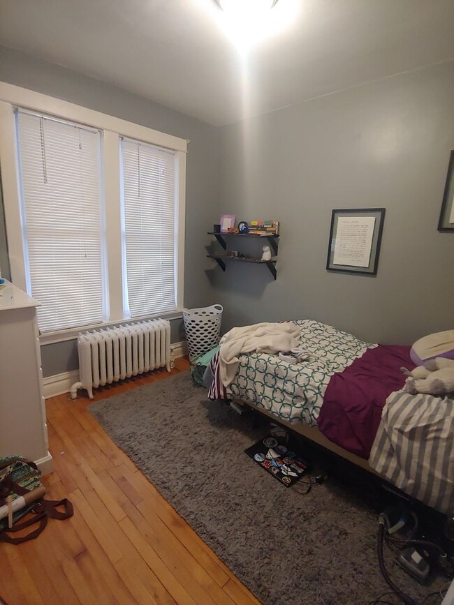 Building Photo - AVAILABLE JUNE 1st - 4 Bed, 1.5 Bath Bungalow