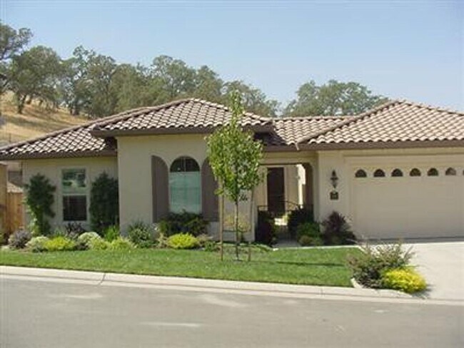 Building Photo - Single Story Home on Private Court with View!