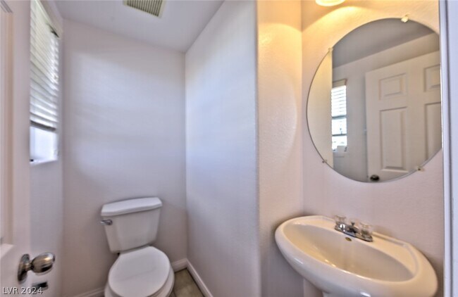 Foto del edificio - 8921 James Carl Ct