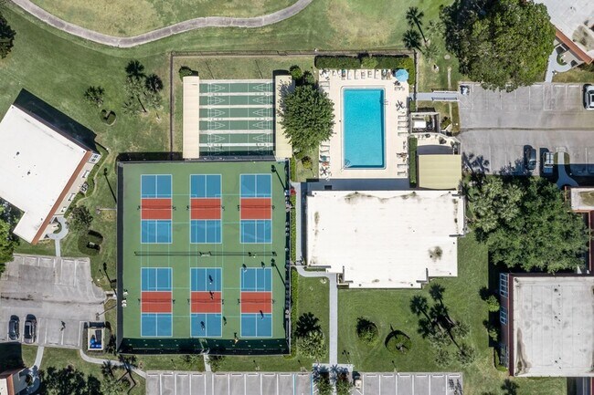 Foto del edificio - 53 Woodland Dr