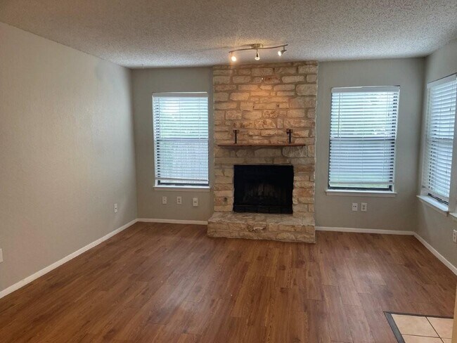 Foto del edificio - 12307 Deer Falls Dr