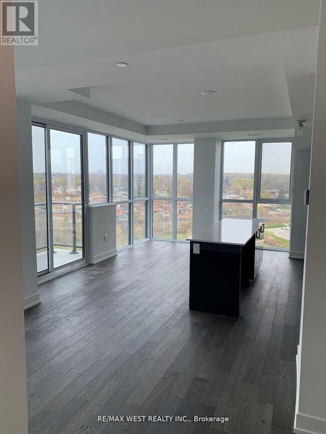 Photo du bâtiment - 1063 Douglas McCurdy Cmn