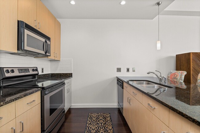 Foto del edificio - Fully Furnished Studio Condo at The Adelicia