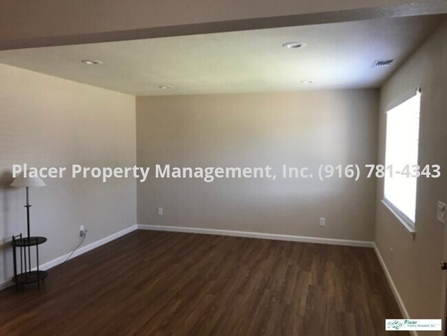 Foto del edificio - Very clean 3 bedroom 1 bath with 2 car garage