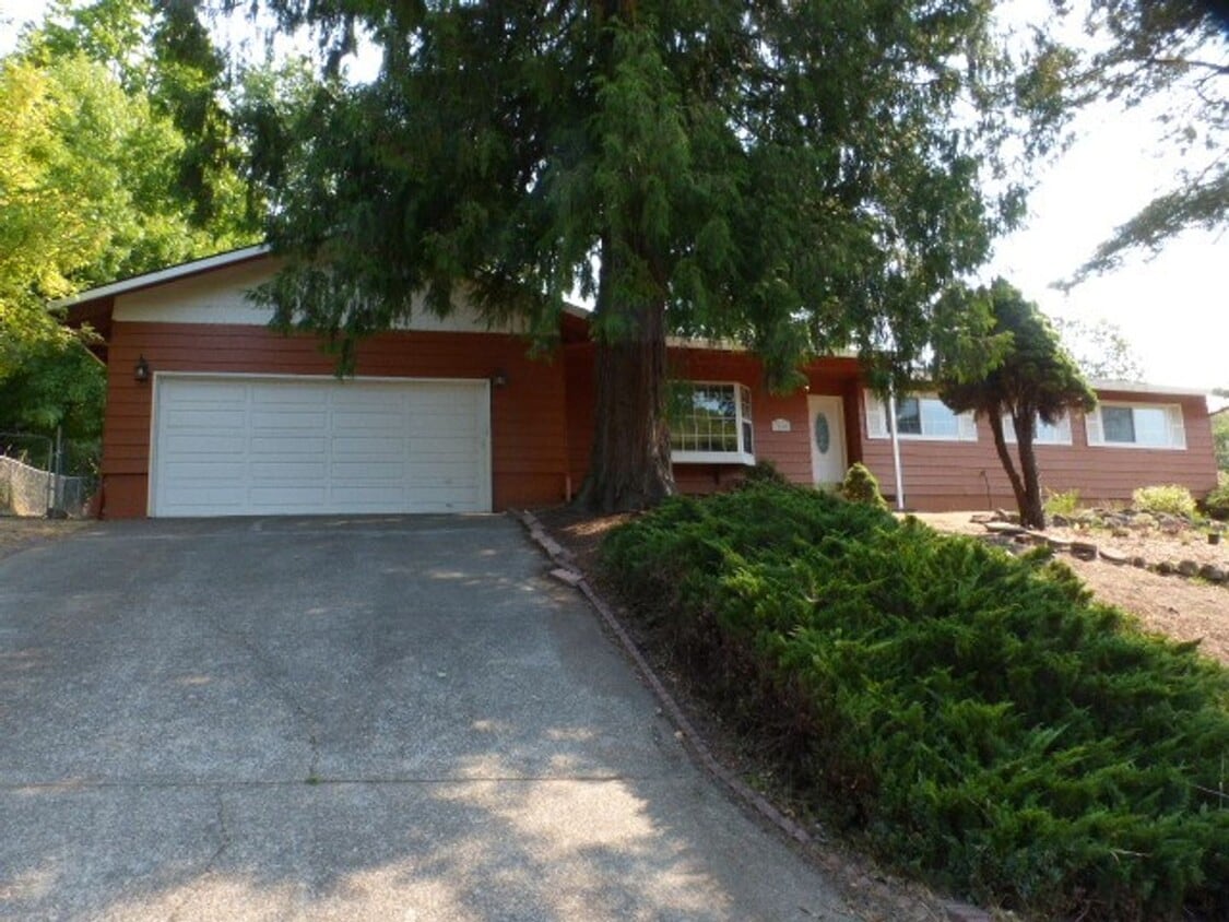 Terrific One Level 4 bedroom Home House Rental in Tigard, OR