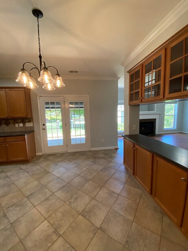 Acceso al patio desde la cocina/sala de estar para facilitar las reuniones sociales. - 10102 Glenburn Ln