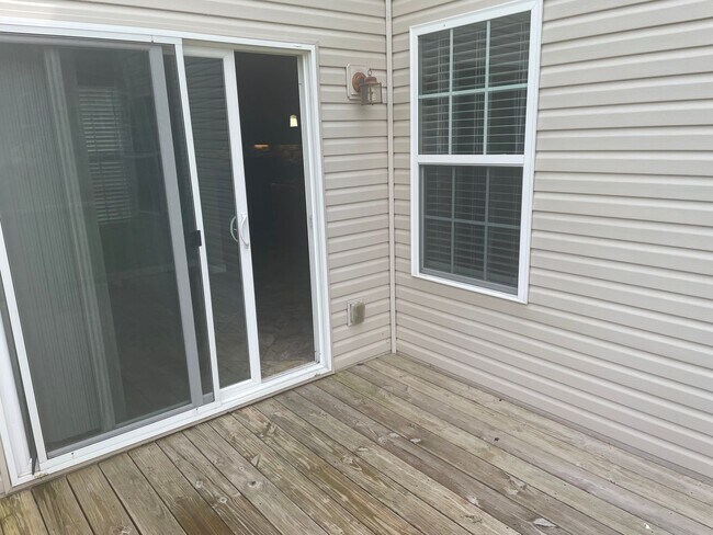 Building Photo - Large 3 Bedroom/2.5 Bath/Bonus/Florida Room