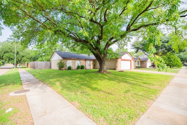 Foto del edificio - 7603 Wovenwood Ln
