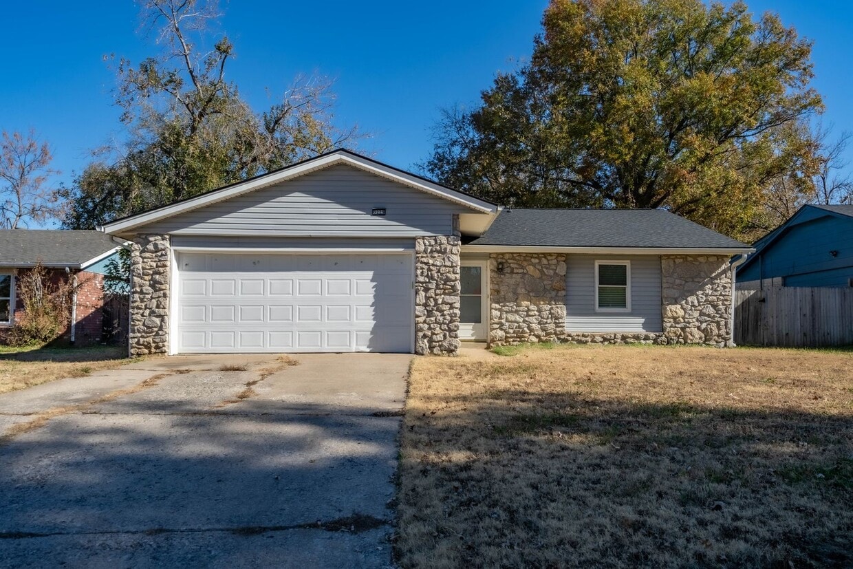 Foto principal - PRICE REDUCTION!! 3 bed/2 bath plus a priv...