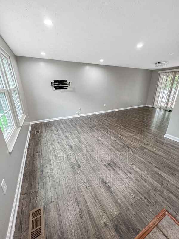 Foto del edificio - 8535 Hayshed Ln