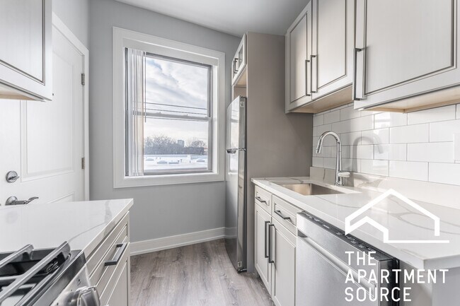 Building Photo - 7622 N Eastlake Ter