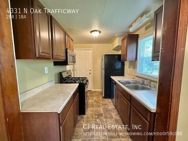 Foto del edificio - 4331 N Oak Trafficway