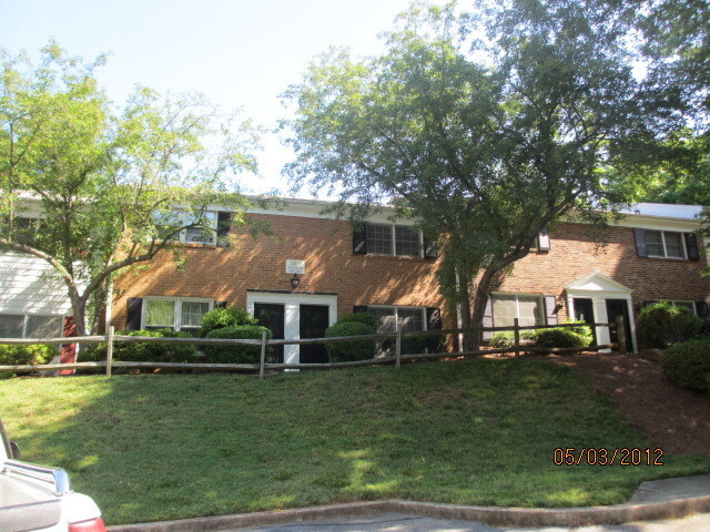 Primary Photo - Golf Course Townhome Near WFU!