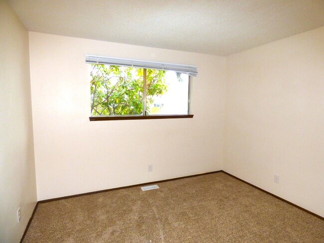 Building Photo - Rent Special: FREE May's Rent!!