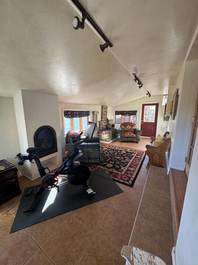 Building Photo - 822 Moose St