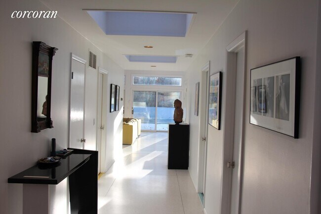 Foto del edificio - 31 Wildflower Rd