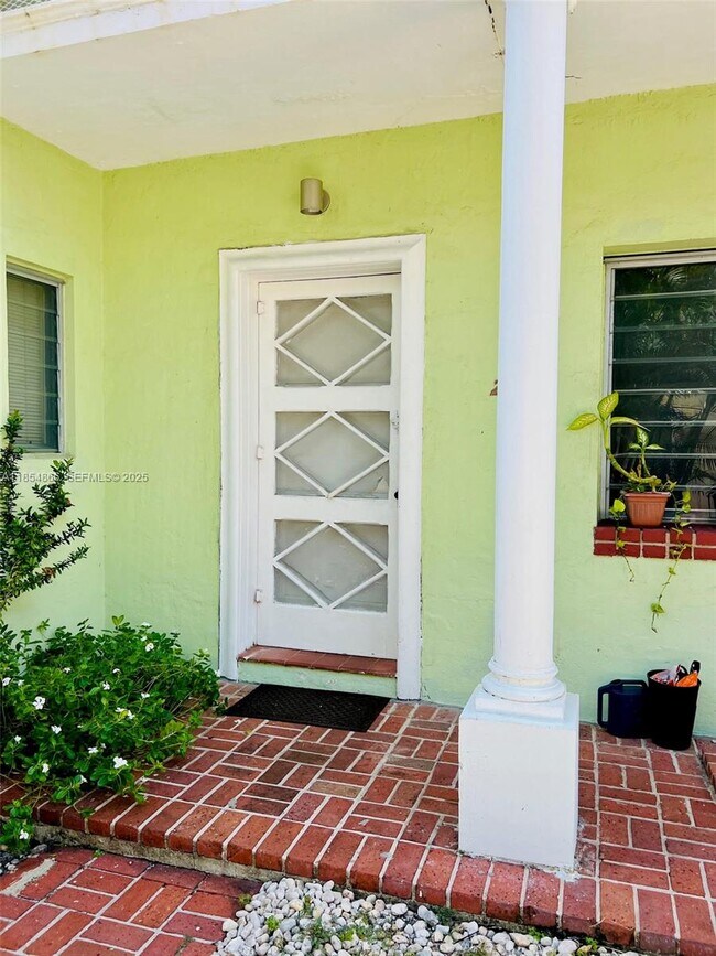 Foto del edificio - 2830 Pine Tree Dr