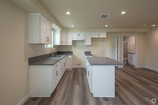 4BR, 4BA - 1820 Orchard Ave