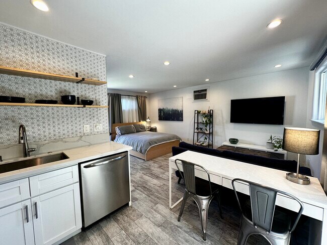 Cocina con electrodomésticos de tamaño estándar y lavavajillas. - 1743 S Orange Grove Ave